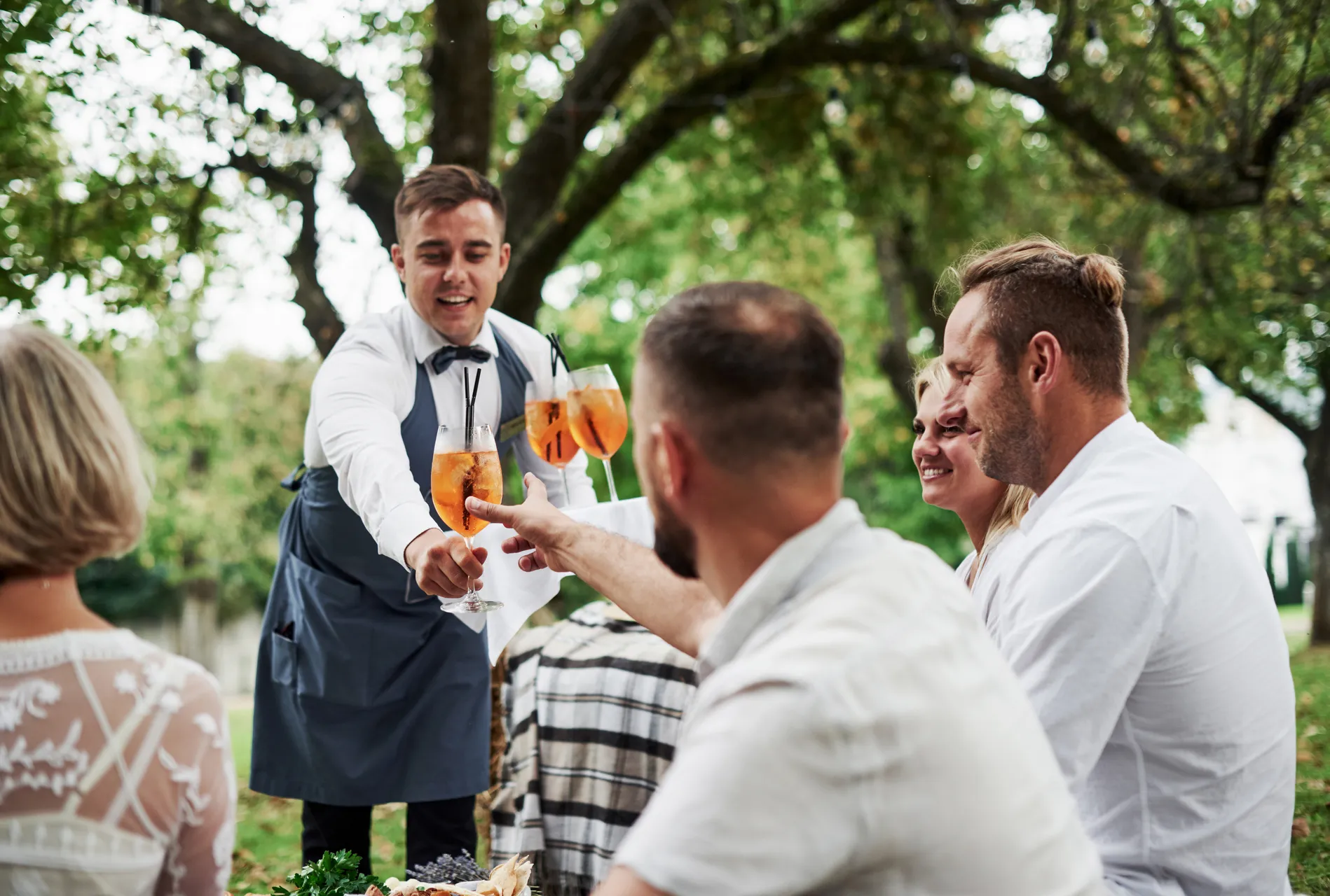 Ook drank wordt geserveerd op een bruiloft